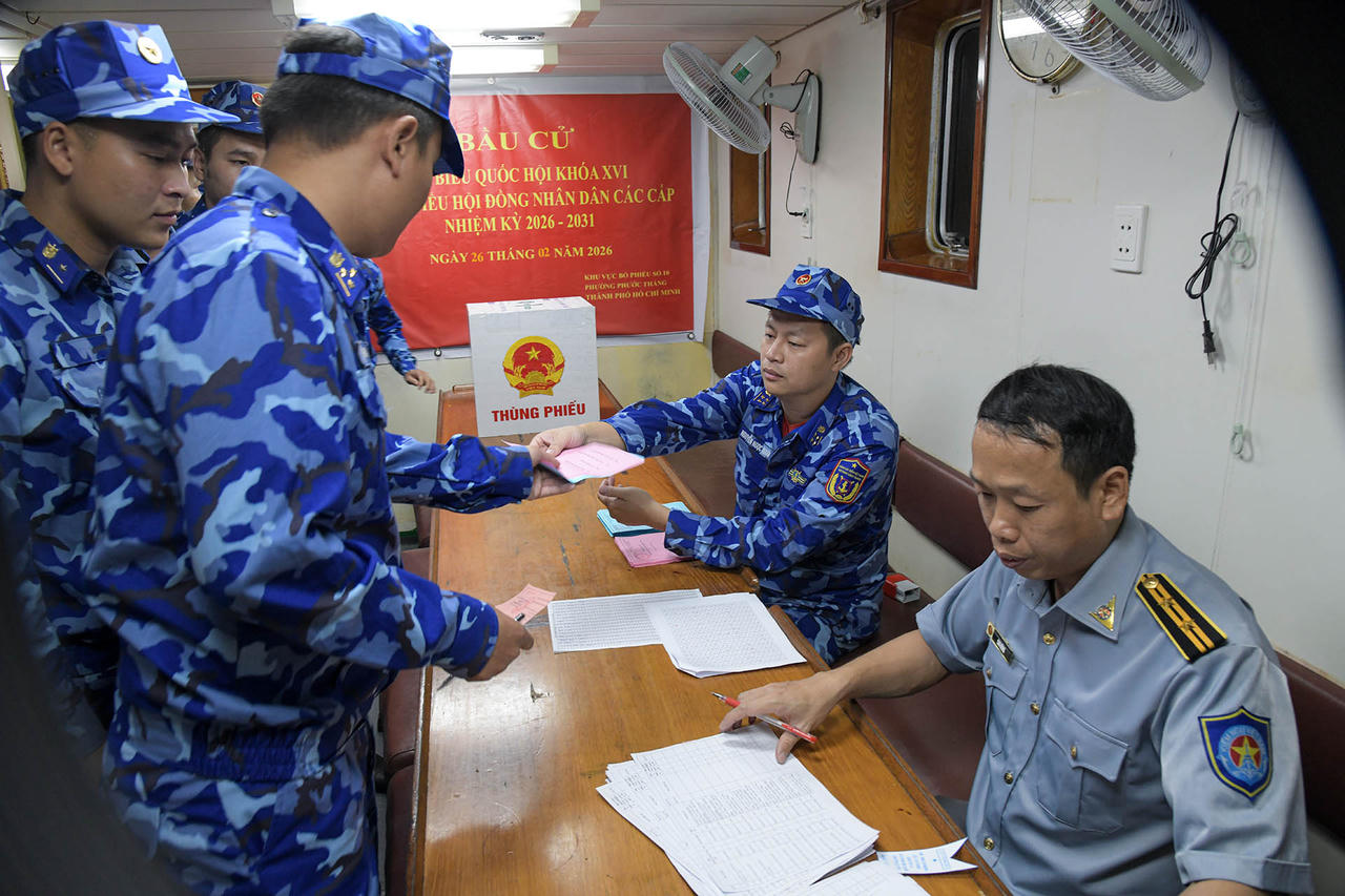 Cử tri nhận phiếu bầu.