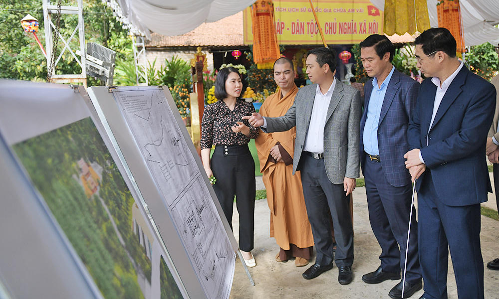 &nbsp;Chủ tịch HĐND tỉnh Bắc Ninh Nguyễn Việt Oanh khảo sát dự án bảo tồn và nâng cấp khu di tích lịch sử - văn hóa chùa Am Vãi, xã Nam Dương.