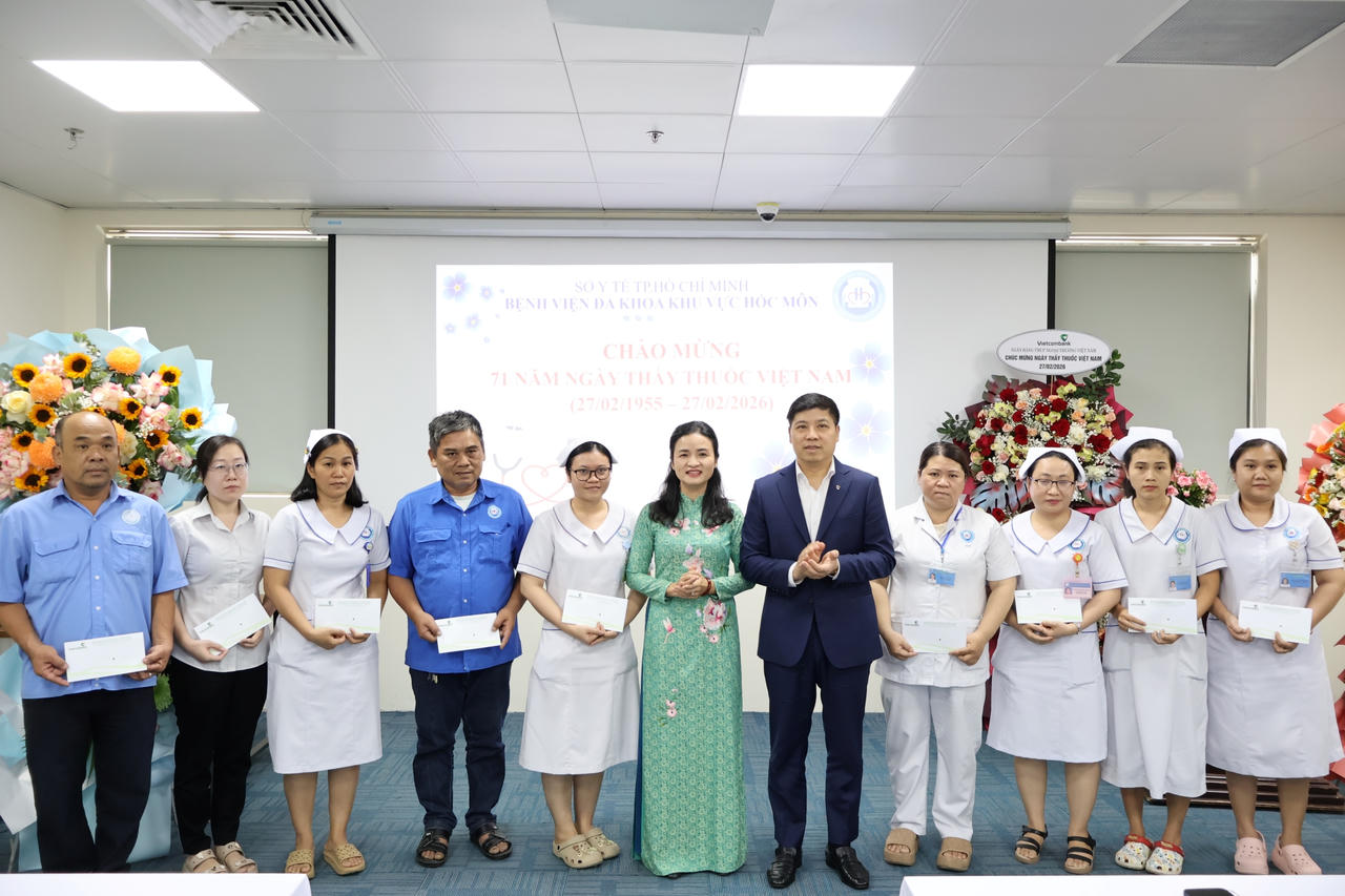 Vietcombank hỗ trợ 1 tỷ đồng thiết bị y tế, trao 200 suất quà tại Hóc Môn và 
Củ Chi