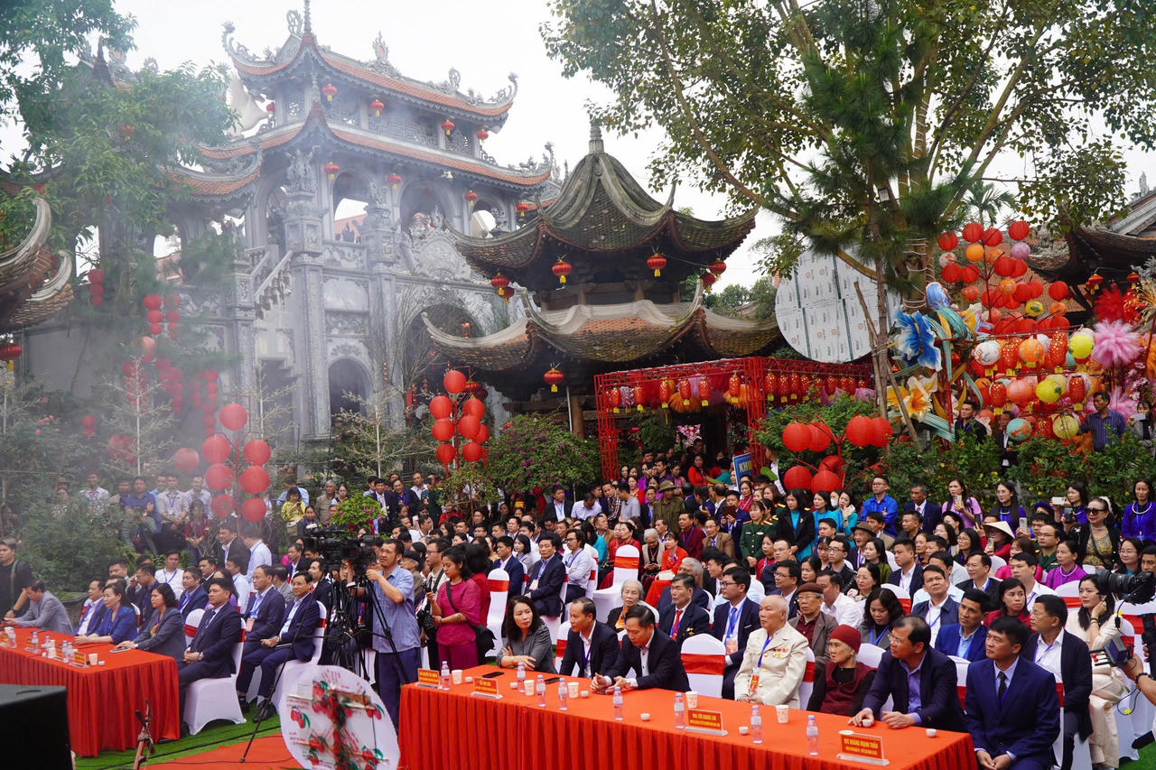 Các đại biểu về dự và đông đảo người dân tham dự Lễ hội.