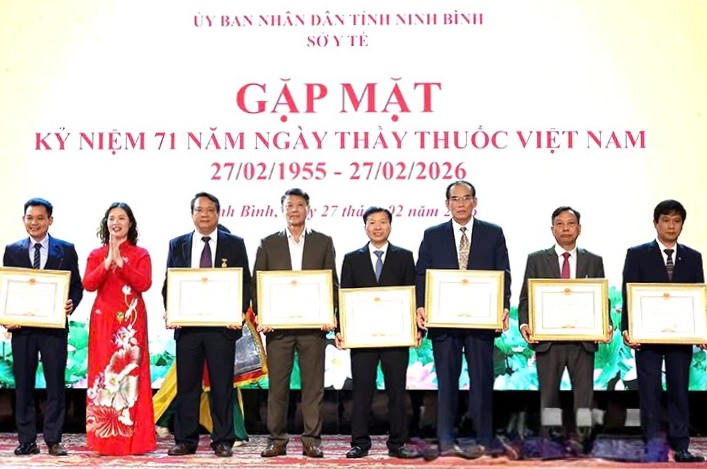 Giám đốc Sở Y tế Phạm Thị Phương Hạnh trao khen thưởng cho các tập thể.