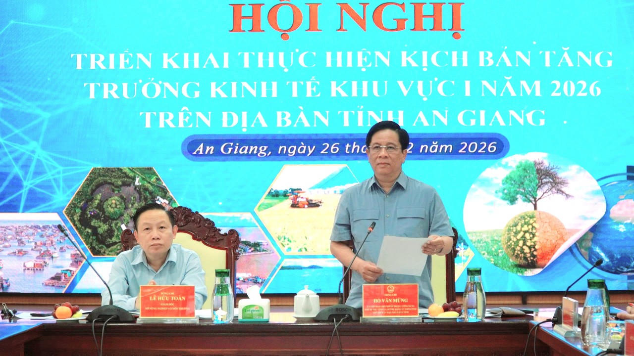 Ủy viên Ban chấp hành Trung ương Đảng, Chủ tịch Ủy ban nhân dân tỉnh An Giang Hồ Văn Mừng phát biểu tại hội nghị.