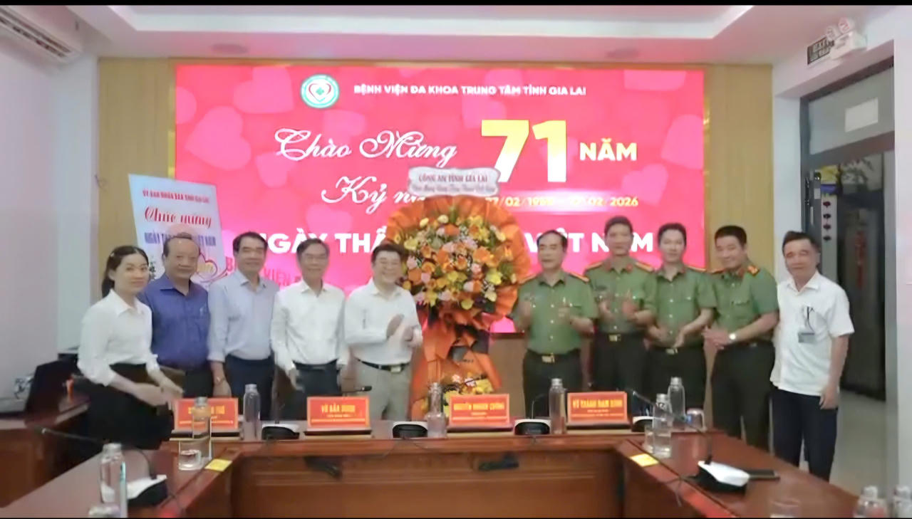 Đại tá Phạm Hữu Trường tặng lẵng hoa và gửi lời tri ân đến những đội ngũ y bác sĩ Bệnh viện Đa khoa Trung tâm tỉnh Gia Lai.