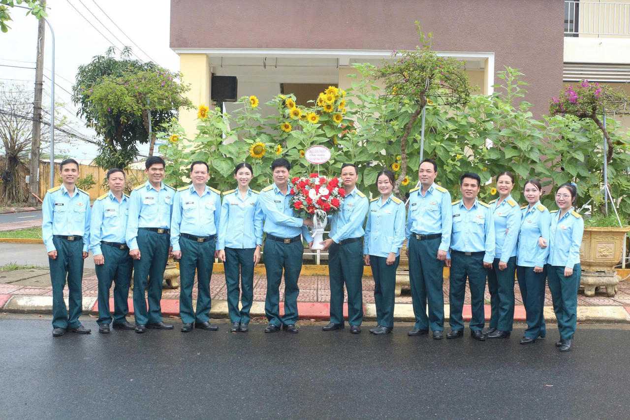 Lãnh đạo, chỉ huy Phòng Hậu cần - Kỹ thuật tặng hoa chúc mừng ngàng Quân y Sư đoàn.