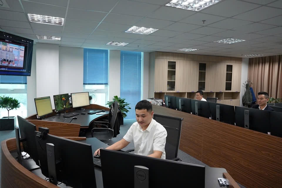 Cán bộ điều độ Công ty Điện lực Lào Cai theo dõi sát sao các thông số vận hành trên hệ thống SCADA trong những ngày đầu xuân, đảm bảo lưới điện vận hành an toàn, ổn định.