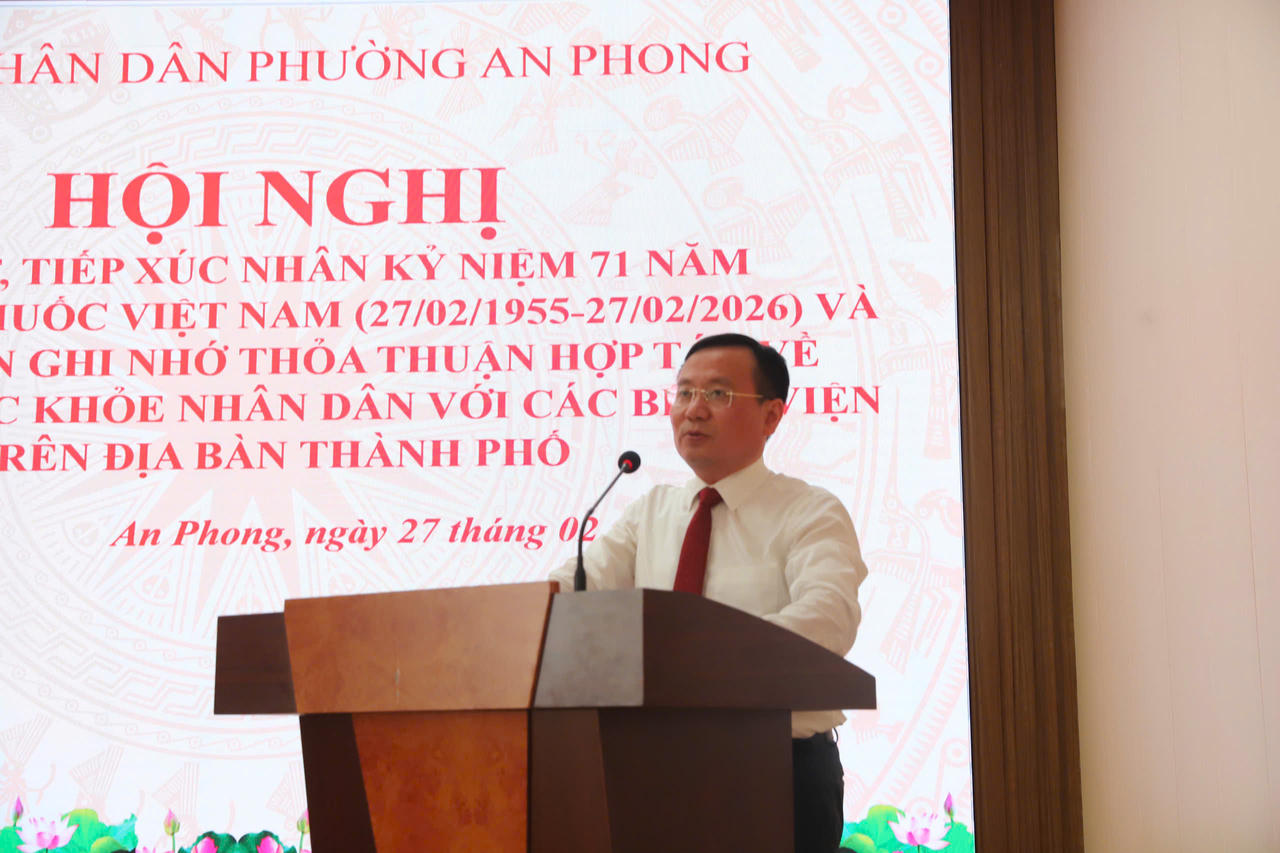 Phó Chủ tịch Thường trực UBND phường An Phong Trần Văn Hải gửi lời chúc mừng tốt đẹp, bày tỏ lòng biết ơn sâu sắc tới các bác sĩ, y sĩ, điều dưỡng và toàn thể cán bộ ngành y qua các thời kỳ đã tận tâm cống hiến vì sức khỏe cộng đồng.