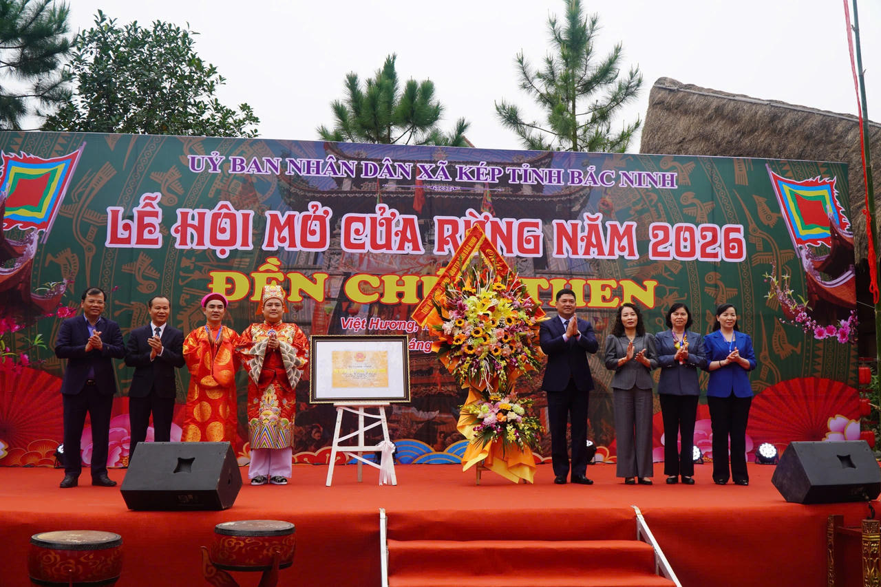 Các lãnh đạo tỉnh Bắc Ninh chụp ảnh lưu niệm tại Lễ hội.