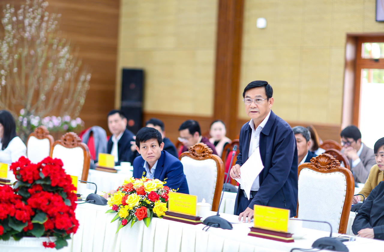 Đại diện các sở, ngành trả lời câu hỏi báo chí.