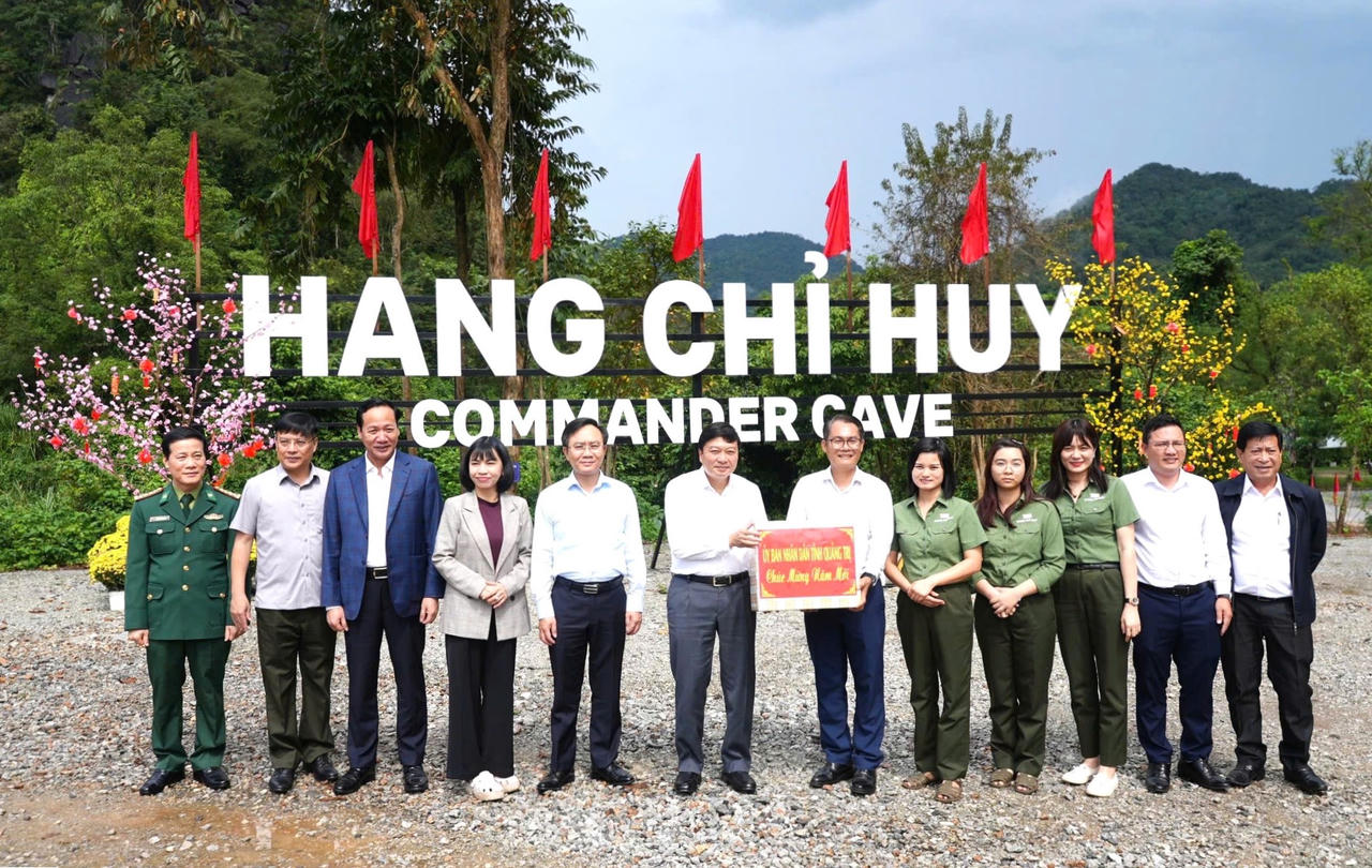 Chủ tịch UBND tỉnh Lê Hồng Vinh tặng quà lãnh đạo Công ty TNHH T20 Quyết Thắng, đơn vị đầu tư, khai thác Khu du lịch sinh thái “Đường Trường Sơn huyền thoại - Hang Chỉ Huy”.