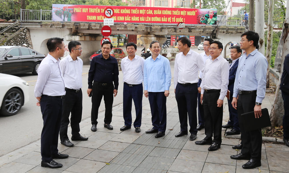 Chủ tịch UBND tỉnh Bắc Ninh và đoàn kiểm tra hiện trạng khu vực thực hiện dự án mở rộng cầu chui Y Na.