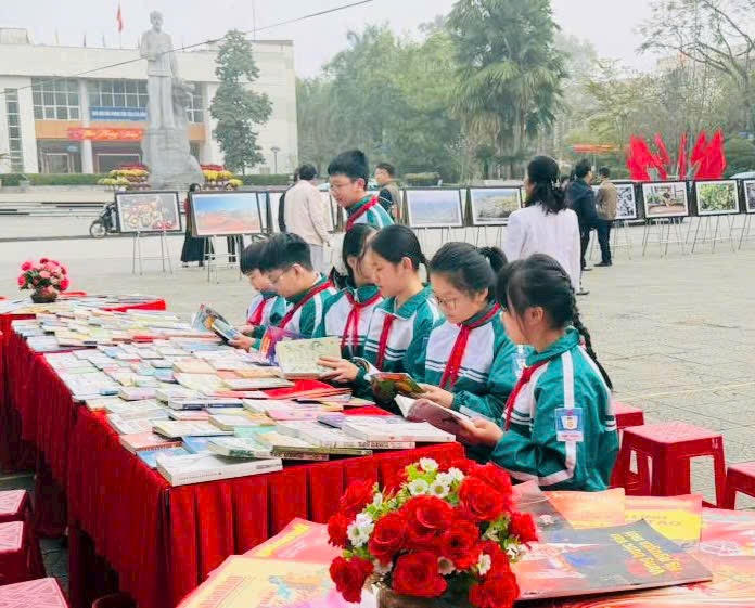 Các em học sinh tham dự, đọc sách tại các gian hàng. (Ảnh: PV)