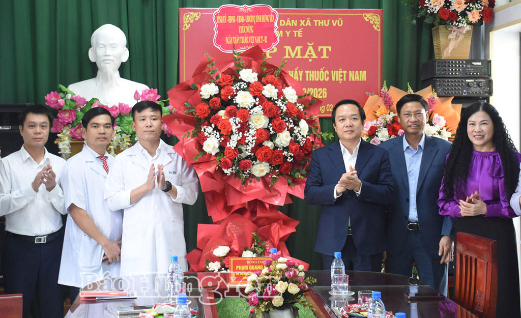 Ông Phạm Quang Ngọc, Ủy viên Ban Chấp hành Trung ương Đảng, Phó Bí thư Tỉnh ủy, Chủ tịch UBND tỉnh chúc mừng Trạm Y tế xã Thư Vũ. (Ảnh Báo Hưng Yên)