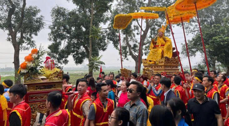 Lễ hội “rước vua giả” gắn liền với truyền thuyết Vua An Dương Vương xây thành Cổ Loa. (Ảnh: TTXVN)