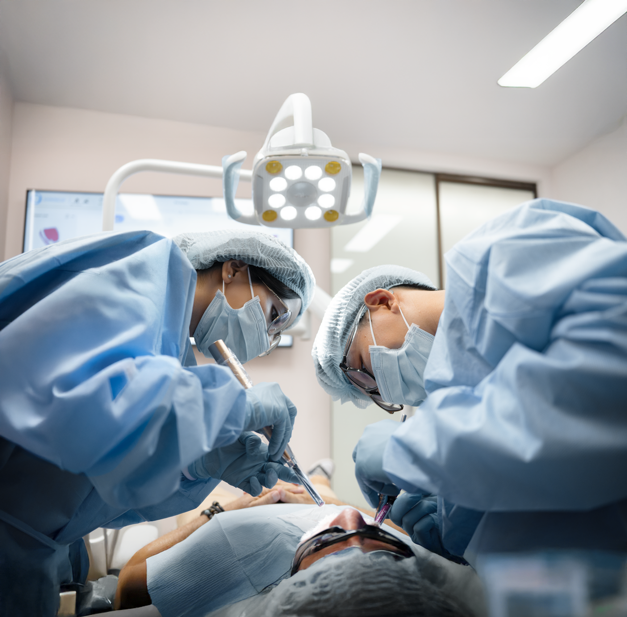 KT Dental luôn chú trọng đến đào tạo và cập nhật kiến thức chuyên môn cho đội ngũ bác sĩ và nhân viên.