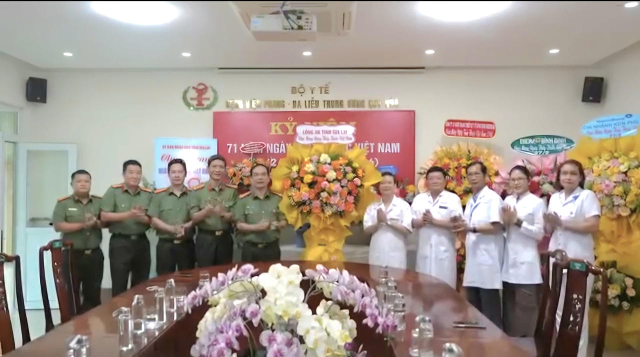 Đoàn công tác Công an tỉnh Gia Lai tặng hoa và chúc mừng các bác sĩ, nhân viên y tế tại Bệnh viện Phong - Da liễu Trung ương Quy Hòa.