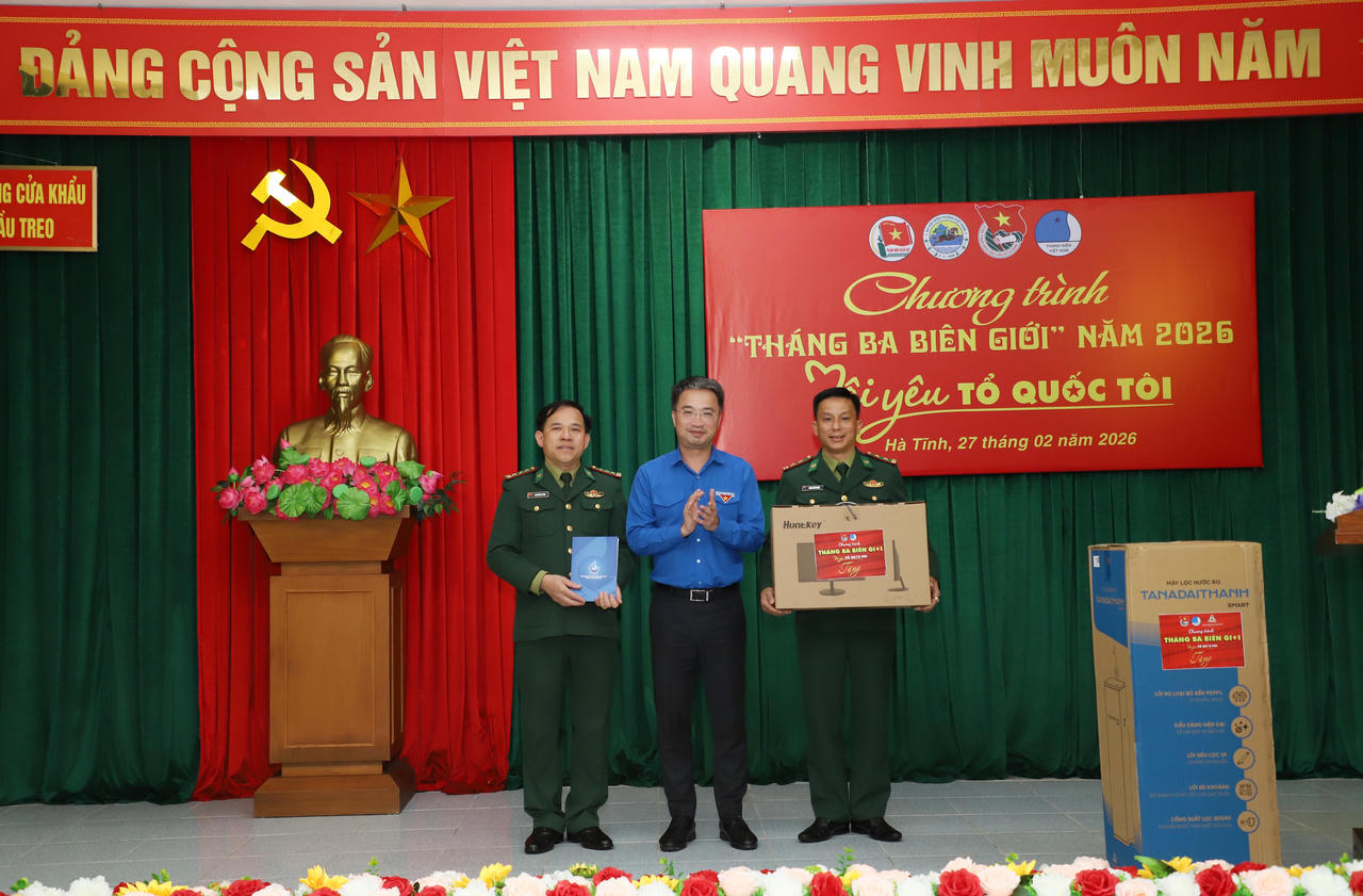 Bí thư Trung ương Đoàn, Chủ tịch Trung ương Hội LHTN Việt Nam Nguyễn Tường Lâm thăm, tặng quà cán bộ, chiến sĩ Đồn Biên phòng Cửa khẩu Quốc tế Cầu Treo