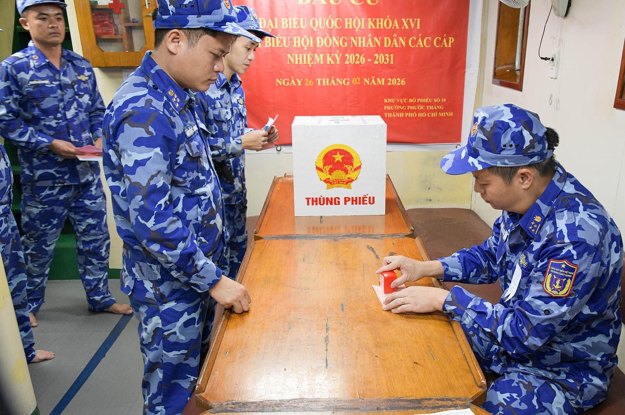 Xác nhận cử tri hoàn thành nhiệm vụ bầu cử. (Ảnh trong bài: PV)