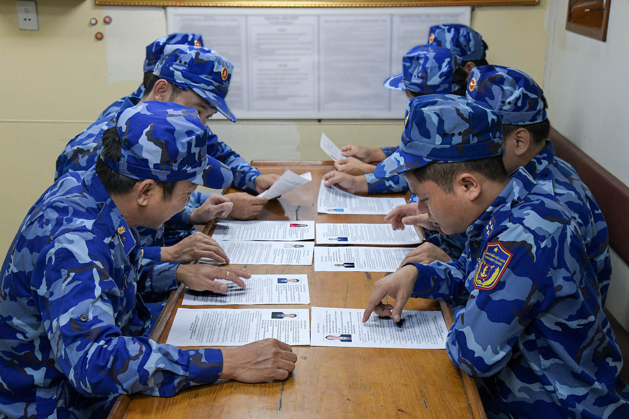 Cử tri nghiên cứu tiểu sử, chương trình hành động của người ứng cử.
