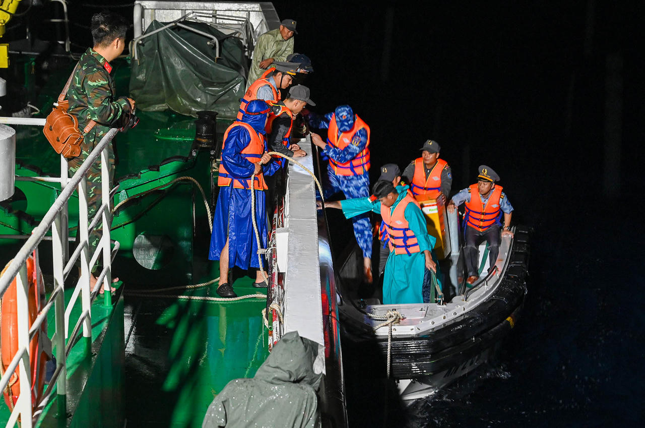 Vượt sóng gió đưa hòm phiếu ra biển