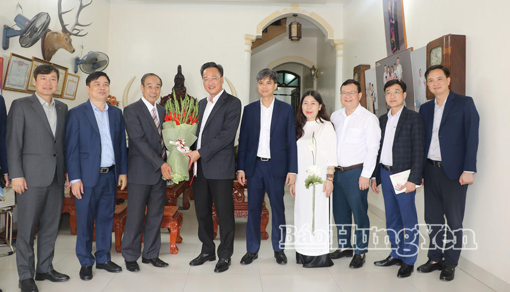 Bí thư Tỉnh ủy Nguyễn Hữu Nghĩa cùng các đại biểu tặng hoa chúc mừng Thầy thuốc Ưu tú Nguyễn Văn Đông nhân Ngày Thầy thuốc Việt Nam 27/2. (Ảnh Báo Hưng Yên)