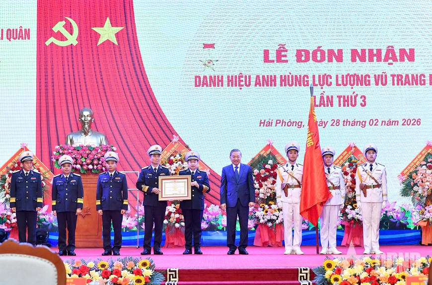 Tổng Bí thư Tô Lâm trao danh hiệu Anh hùng Lực lượng vũ trang nhân dân tặng Quân chủng Hải quân.