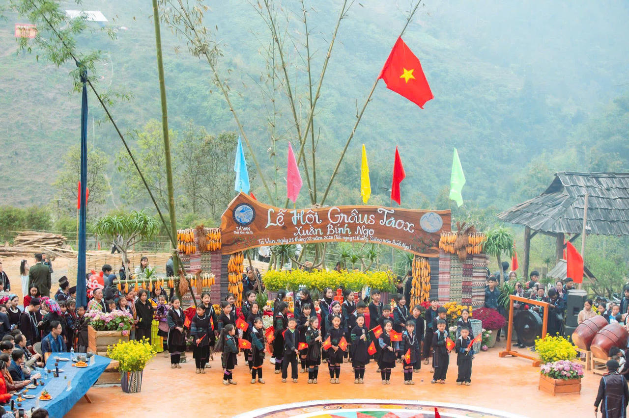 Theo tiếng Mông, “Gầu Tào” có nghĩa là “hội chơi ngoài trời”, song ý nghĩa cốt lõi là lễ cầu phúc, cầu con, cầu sức khỏe và may mắn cho gia đình, dòng họ và cả cộng đồng.