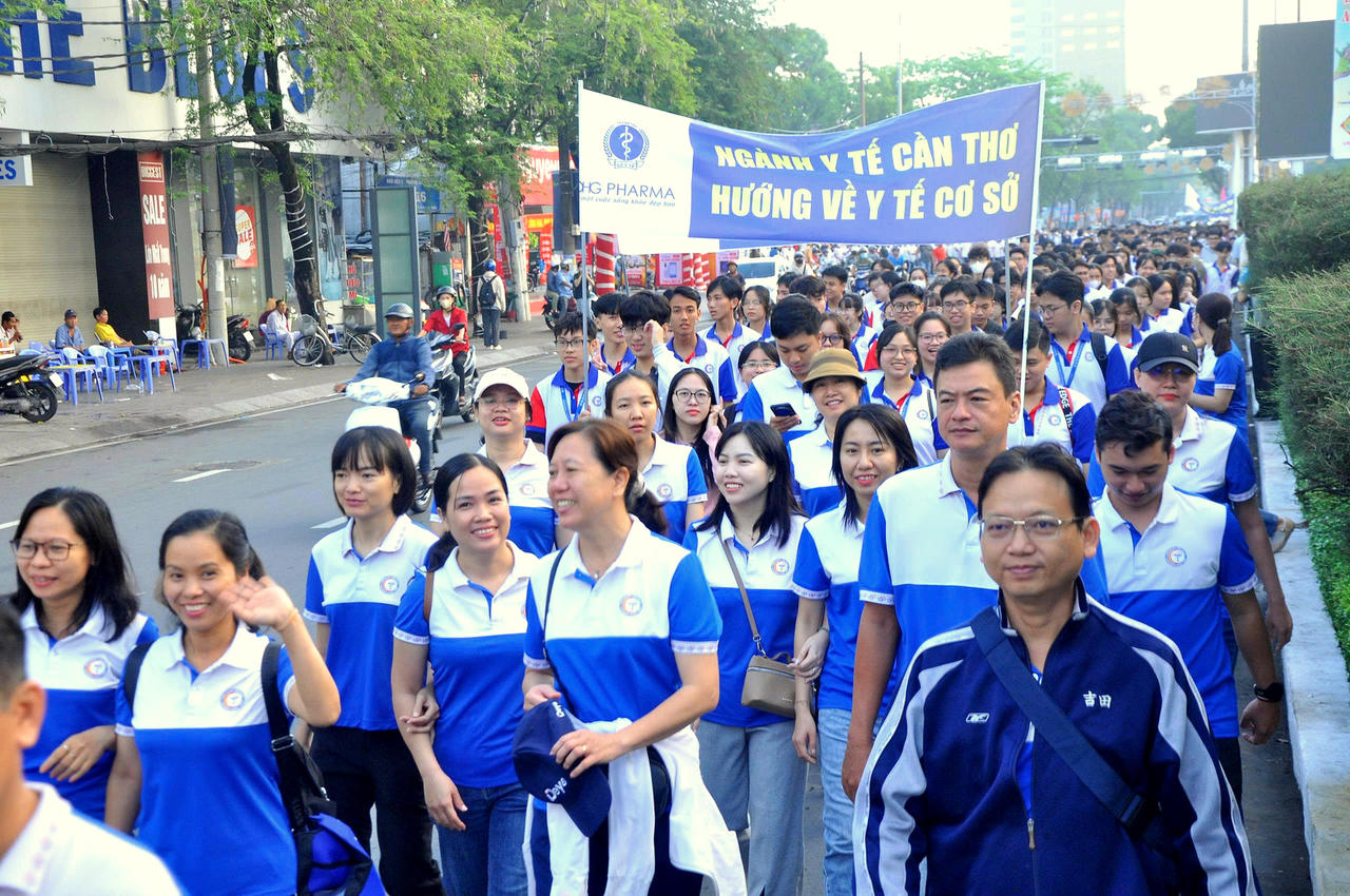 Đông đảo các tầng lớp nhân dân cùng tham gia.