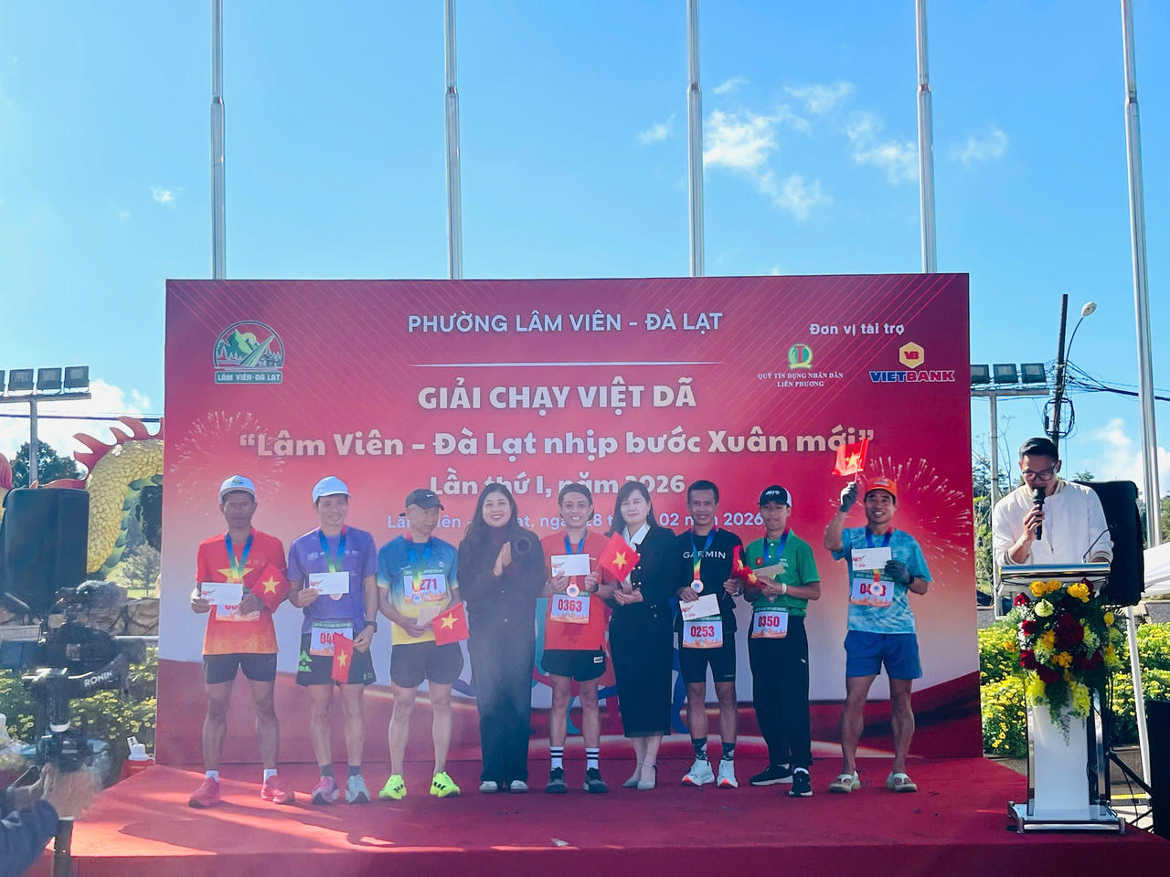 Lãnh đạo phường Lâm Viên - Đà Lạt trao thưởng cho các vận động viên xuất sắc.