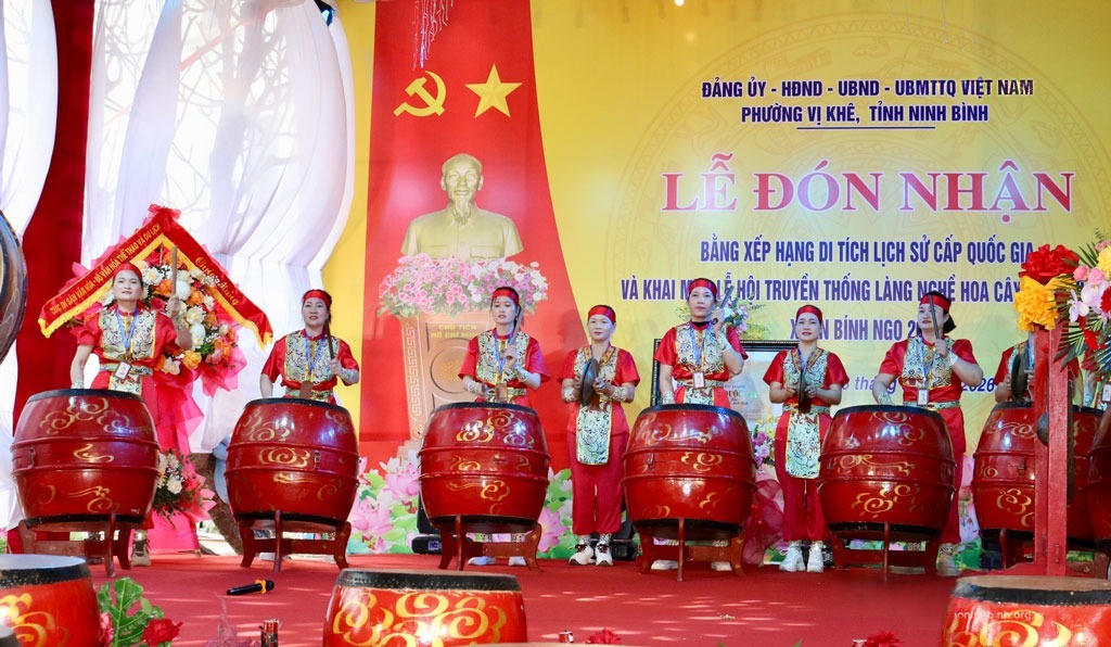 Tiết mục trống hội khai mạc lễ hội làng nghề hoa, cây cảnh Vị Khê. (Ảnh: Minh Thuận)