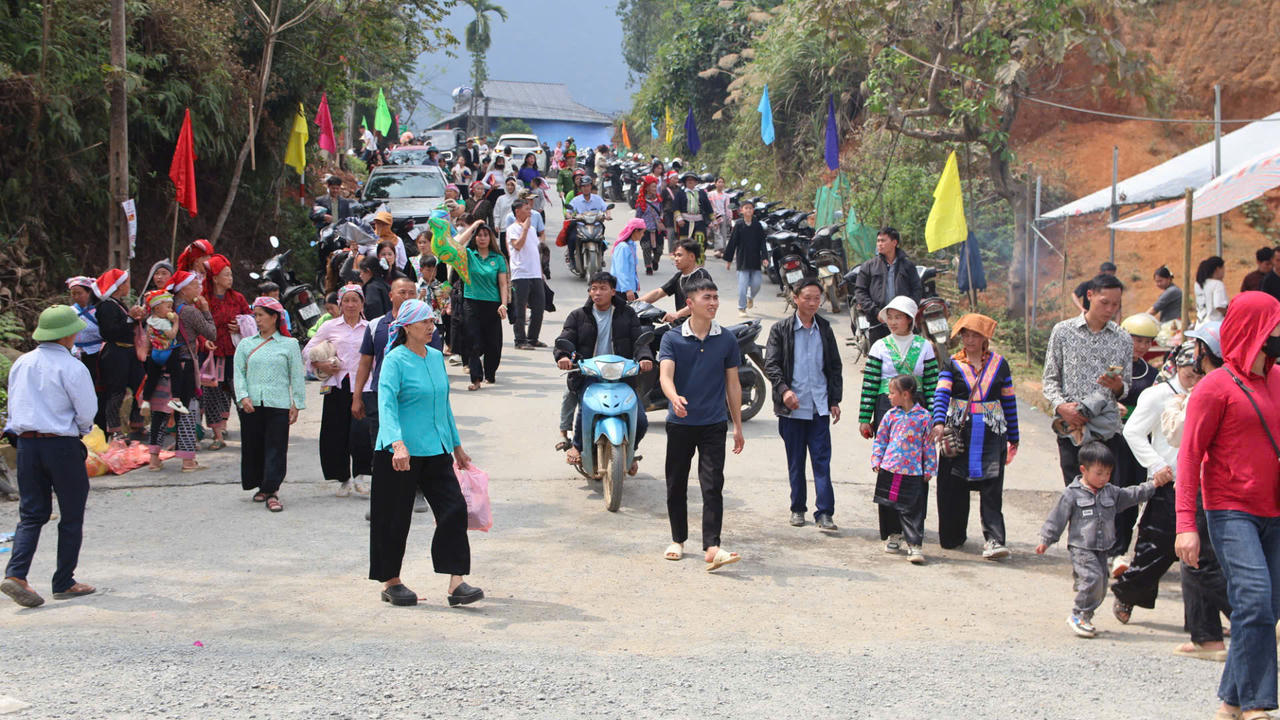 Ngay từ sáng sớm, người dân đã tập nập đến&nbsp;khu vực Trung tâm lễ hội - Nhà văn hóa xã Mường Bo tham dự.
