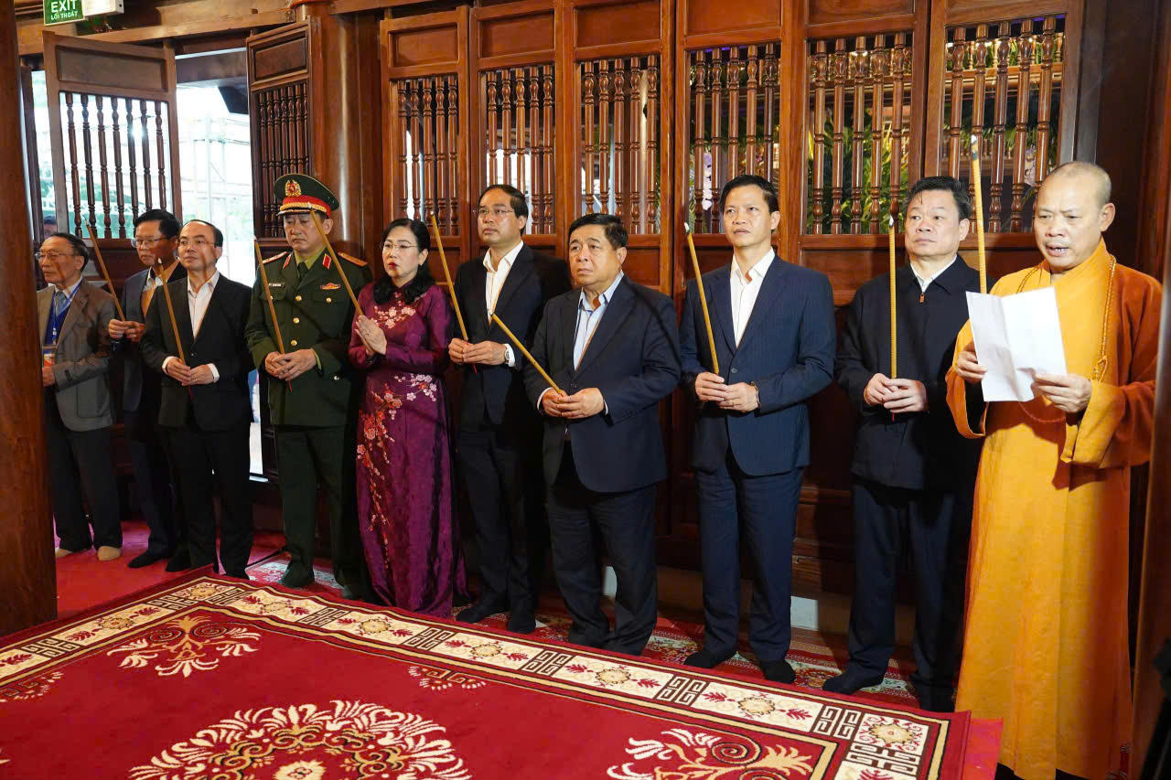 Các đại biểu thành kính dâng hương tưởng nhớ công lao của Đức Hoàng đế Lý Nam Đế.