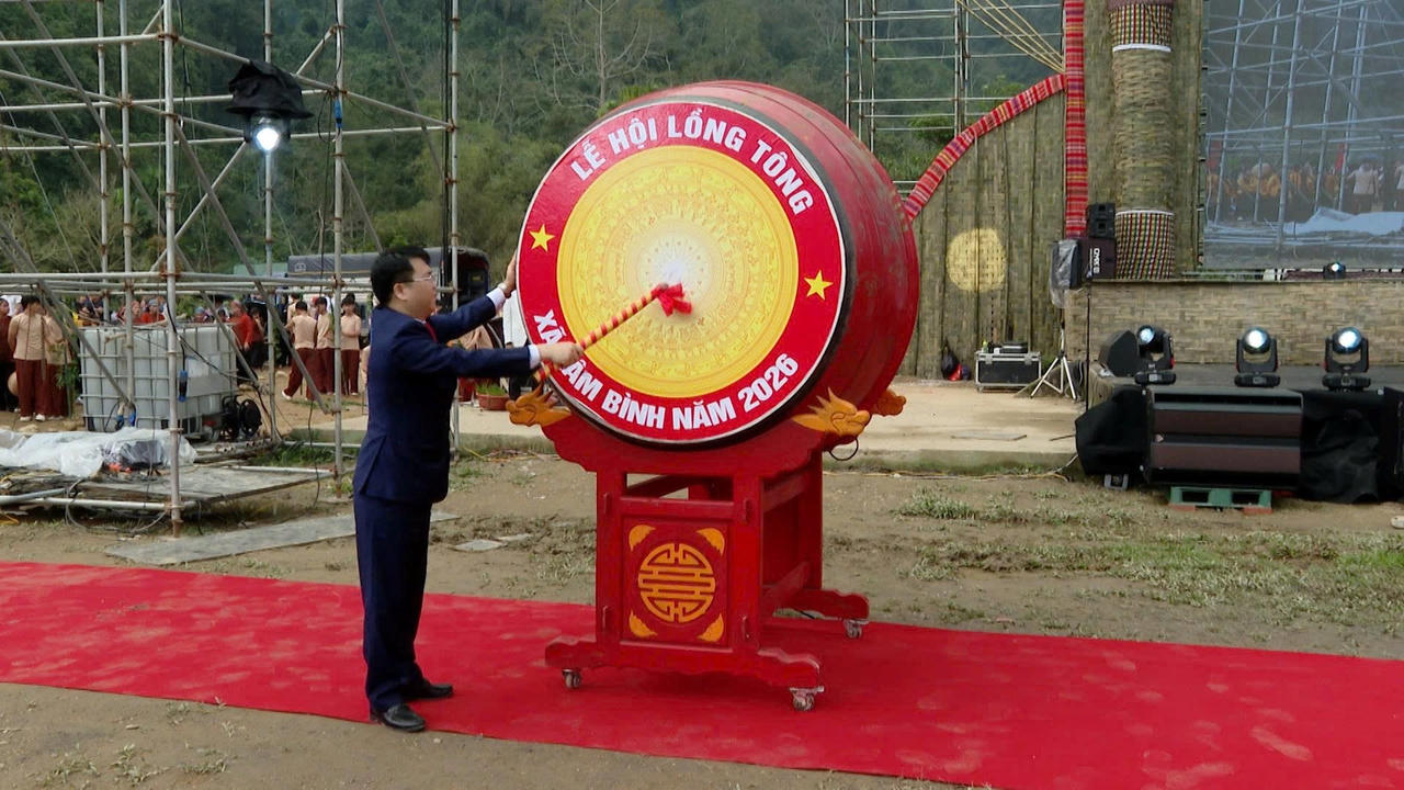 Ông Tô Viết Hiệp, Bí thư Đảng ủy xã Lâm Bình đánh trống khai hội. (Ảnh: PV)