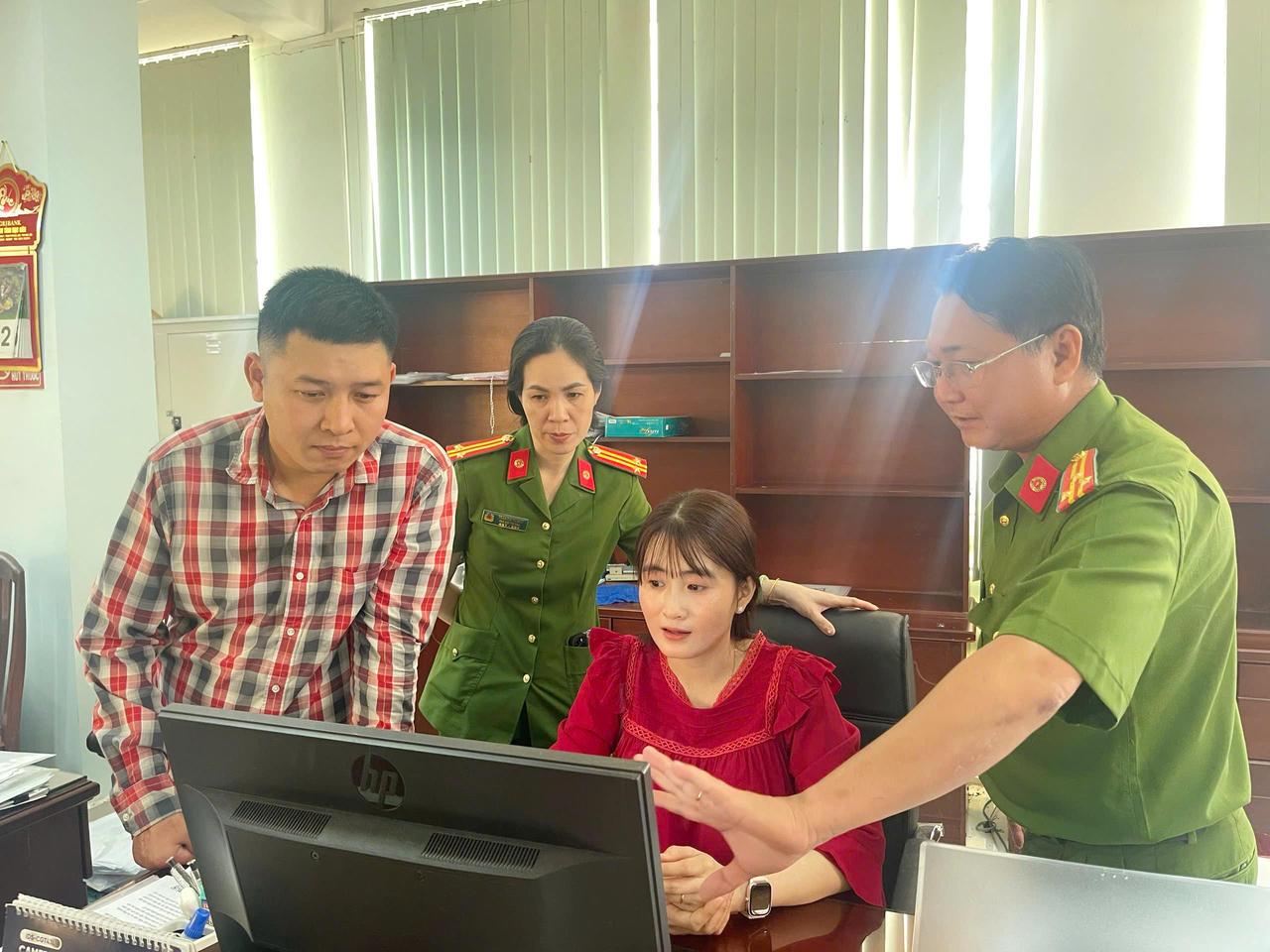 Phòng Cảnh sát quản lý hành chính về trật tự xã hội, Công an tỉnh Cà Mau phối hợp Công an xã Vĩnh Lợi kiểm tra, hướng dẫn sử dụng phần mềm Hệ thống quản lý thông tin cử tri.