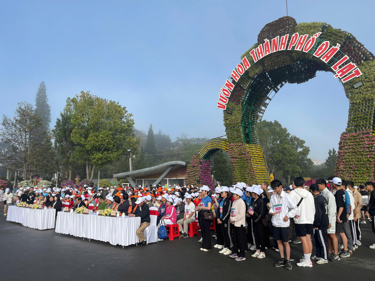 Các vận động viên trước giờ xuất phát tại Vườn hoa Đà Lạt.