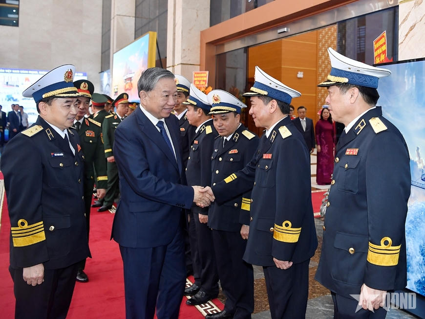 Các đồng chí lãnh đạo Quân chủng Hải quân đón Tổng Bí thư Tô Lâm.