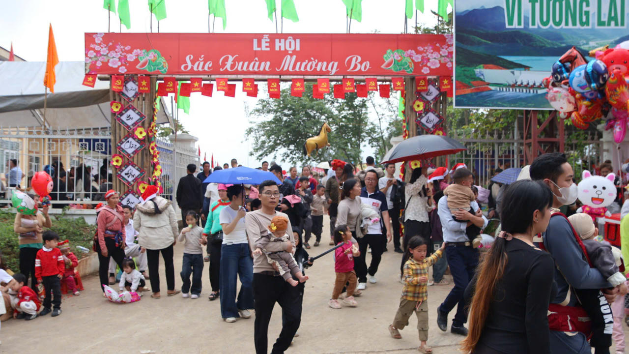 Sắc màu trang phục truyền thống của đồng bào các dân tộc hòa trong không khí rộn ràng của buổi lễ.