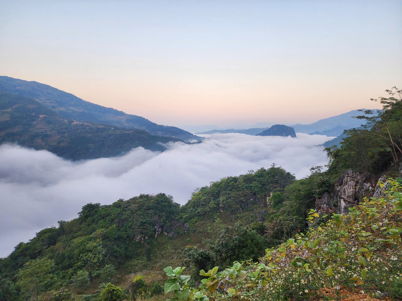 Mây trắng trên những cung đường tại Đồn Biên phòng Xuân Trường. (Ảnh: Lê Hanh)