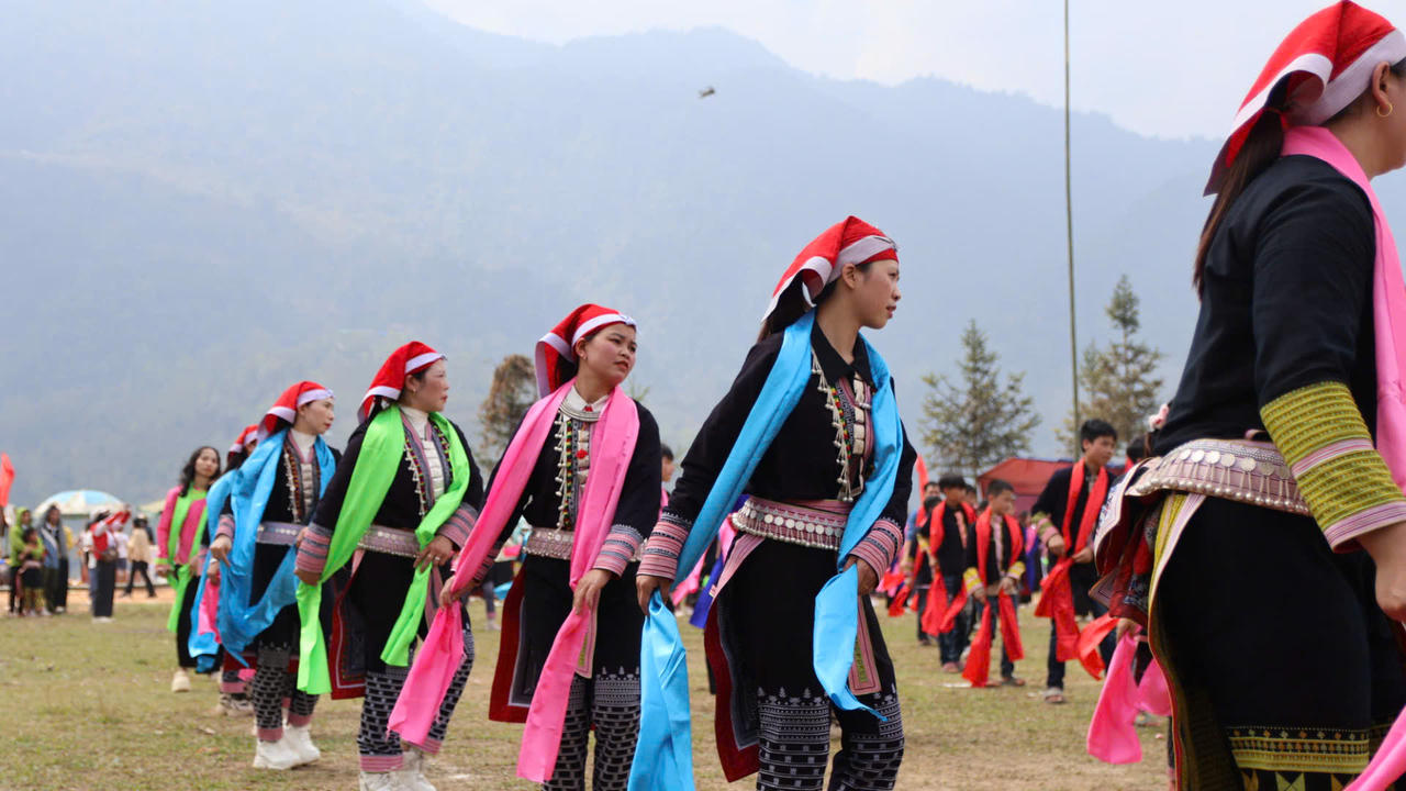 Vòng xòe nối các thế hệ, từ nghệ nhân cao tuổi đến lớp trẻ, tất cả cùng hòa nhịp tạo nên biểu tượng sức sống văn hóa miền sơn cước.