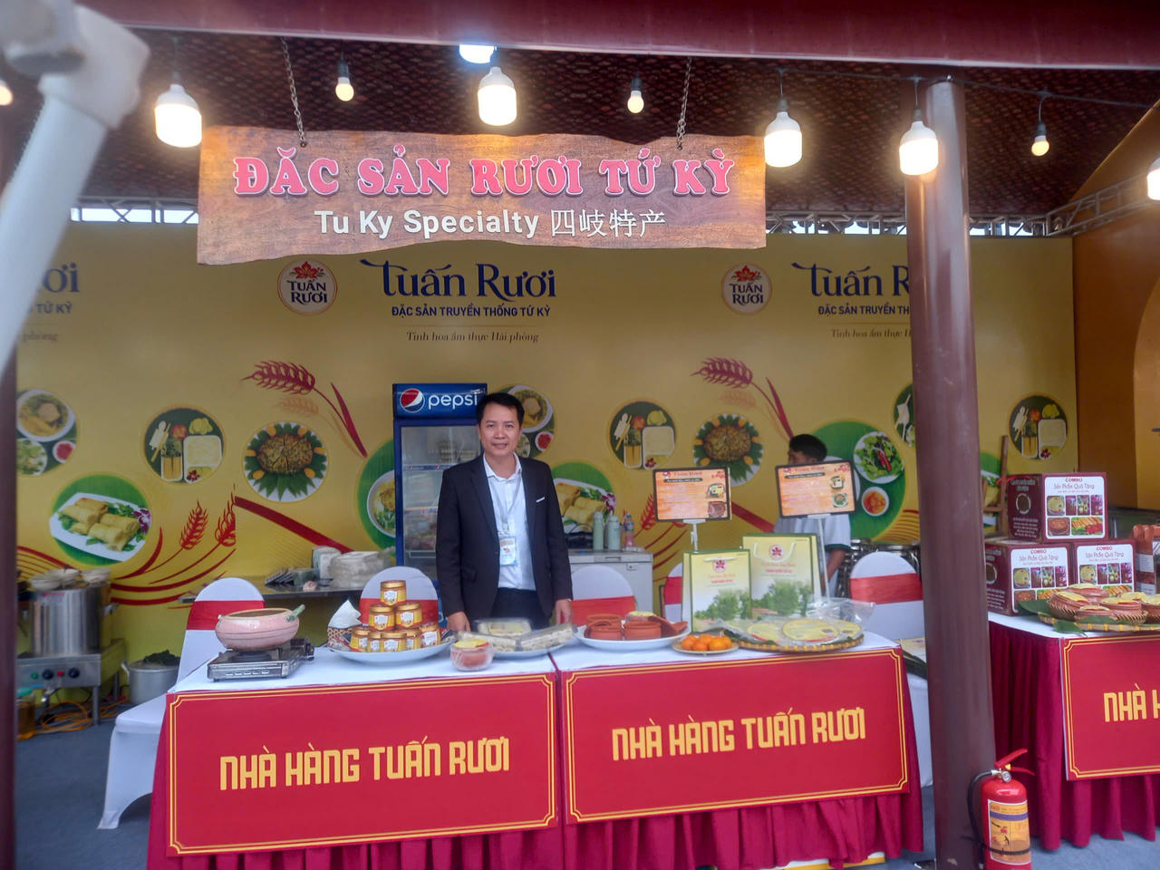 Khu ẩm thực quy tụ nhiều đơn vị uy tín với các sản phẩm đặc trưng, góp phần kết nối cung - cầu, mở rộng cơ hội hợp tác.