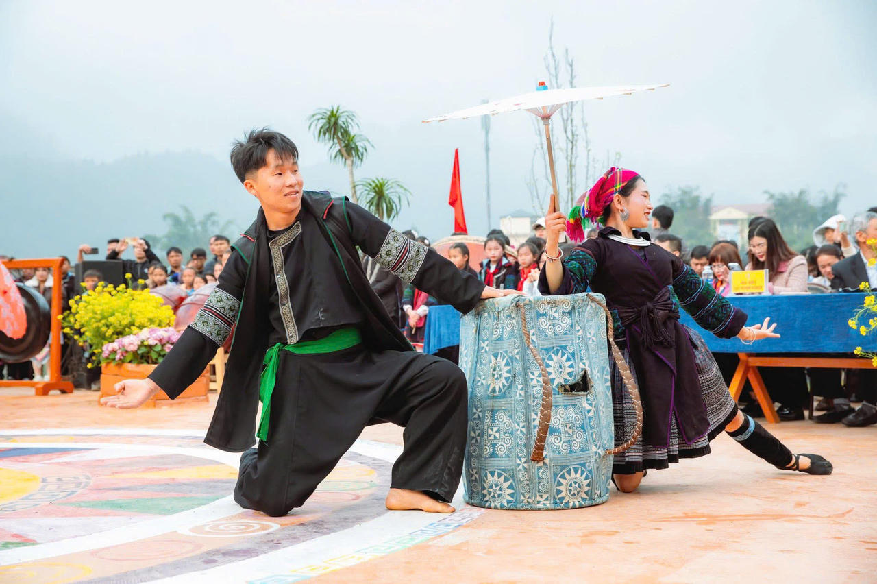 &nbsp;Các đôi nam nữ giao duyên qua điệu múa truyền thống trong không khí tươi vui đầu xuân.