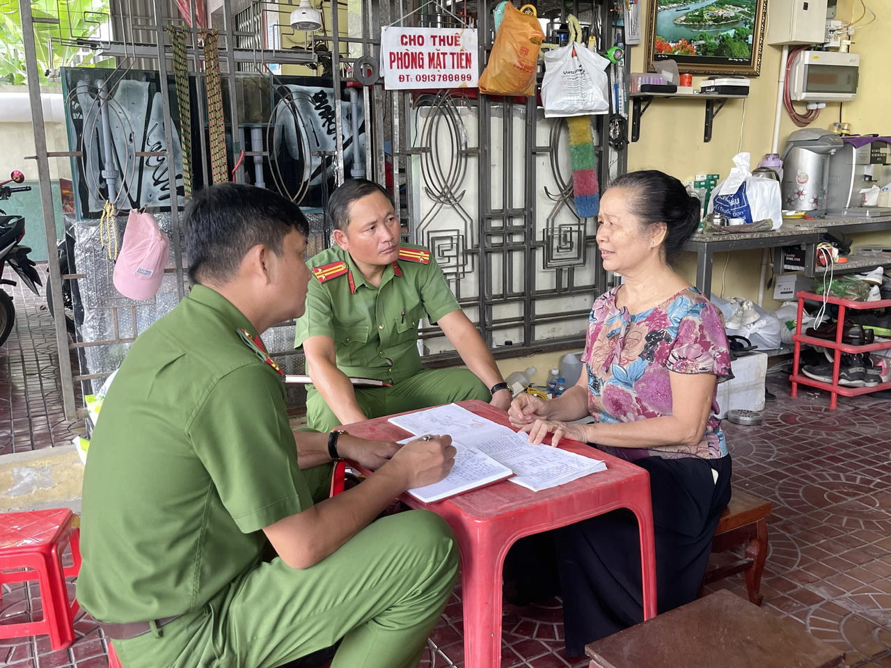 Cảnh sát khu vực Công an phường Tân Thành rà soát cơ sở lưu trú, kết hợp tuyên truyền, vận động người dân chấp hành pháp luật.