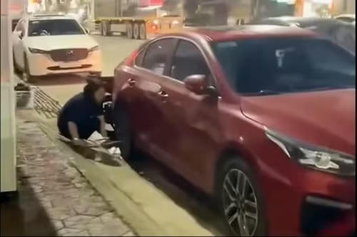 Công an xác minh vụ khóa xe ô tô vì đỗ trước cửa hàng ở Hải Phòng