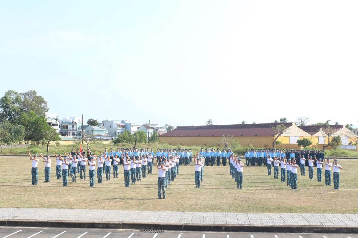 Cán bộ, nhân viên, chiến sĩ khối cơ quan Sư đoàn biểu diễn vũ điệu sinh hoạt tập thể, đồng diễn thể dục và võ tay không.