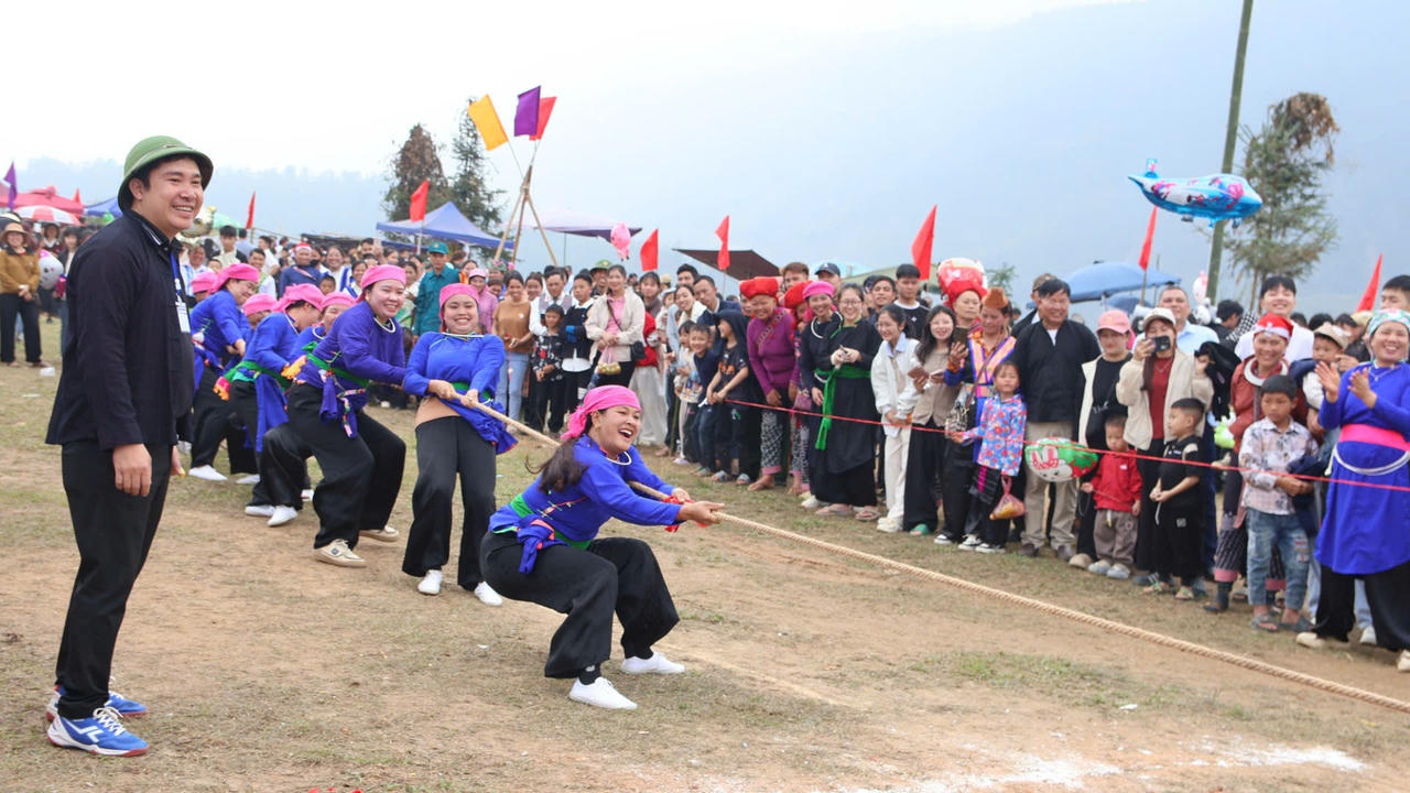 Trong khuôn khổ lễ hội, nhiều hoạt động văn hóa - nghệ thuật và trò chơi dân gian được tổ chức công phu, mang đậm dấu ấn địa phương. Chương trình nghệ thuật “Sắc xuân Mường Bo” là điểm nhấn mở màn, với các tiết mục ca múa tái hiện đời sống sinh hoạt, lao động và khát vọng mùa màng bội thu của đồng bào.