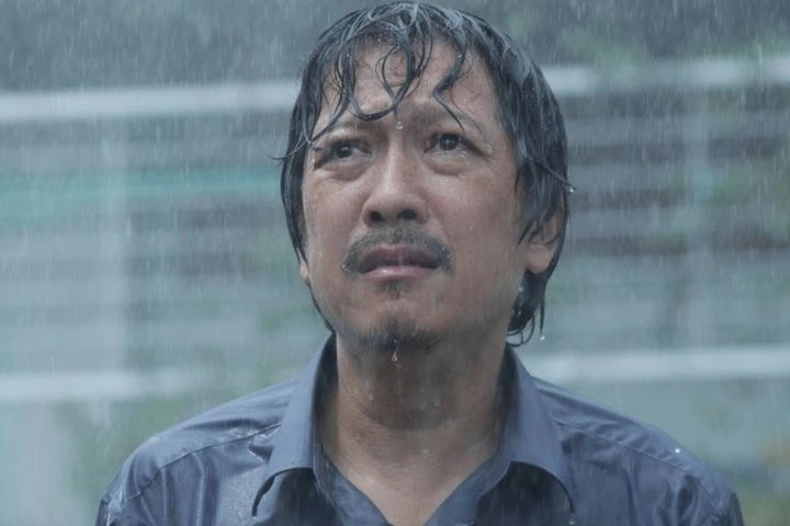 Trường Giang với vai diễn ông Thạch gây xúc động khán giả (ảnh trong phim).