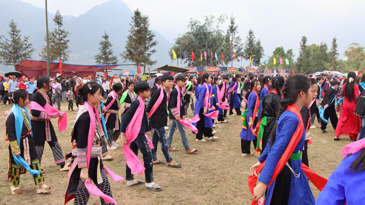 Những bàn tay nắm chặt tạo thành vòng tròn đoàn kết, nơi nghệ nhân, thầy cô, học sinh và người dân cùng hòa chung điệu xòe truyền thống, lan tỏa sức sống văn hóa vùng cao.