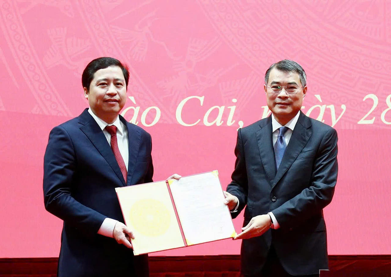 Trưởng Ban Tổ chức Trung ương Lê Minh Hưng trao quyết định cho ông Dương Quốc Huy