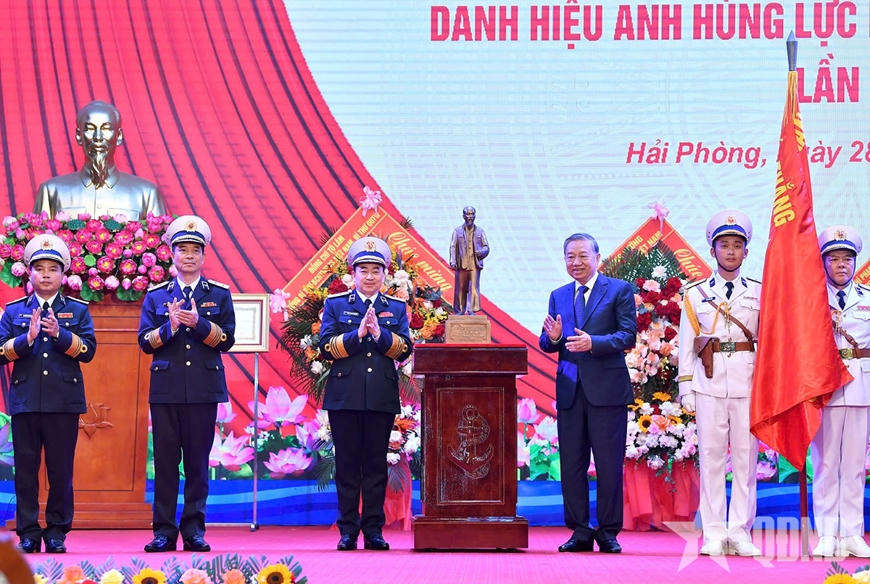 Tổng Bí thư Tô Lâm tặng Quân chủng Hải quân quà lưu niệm. 