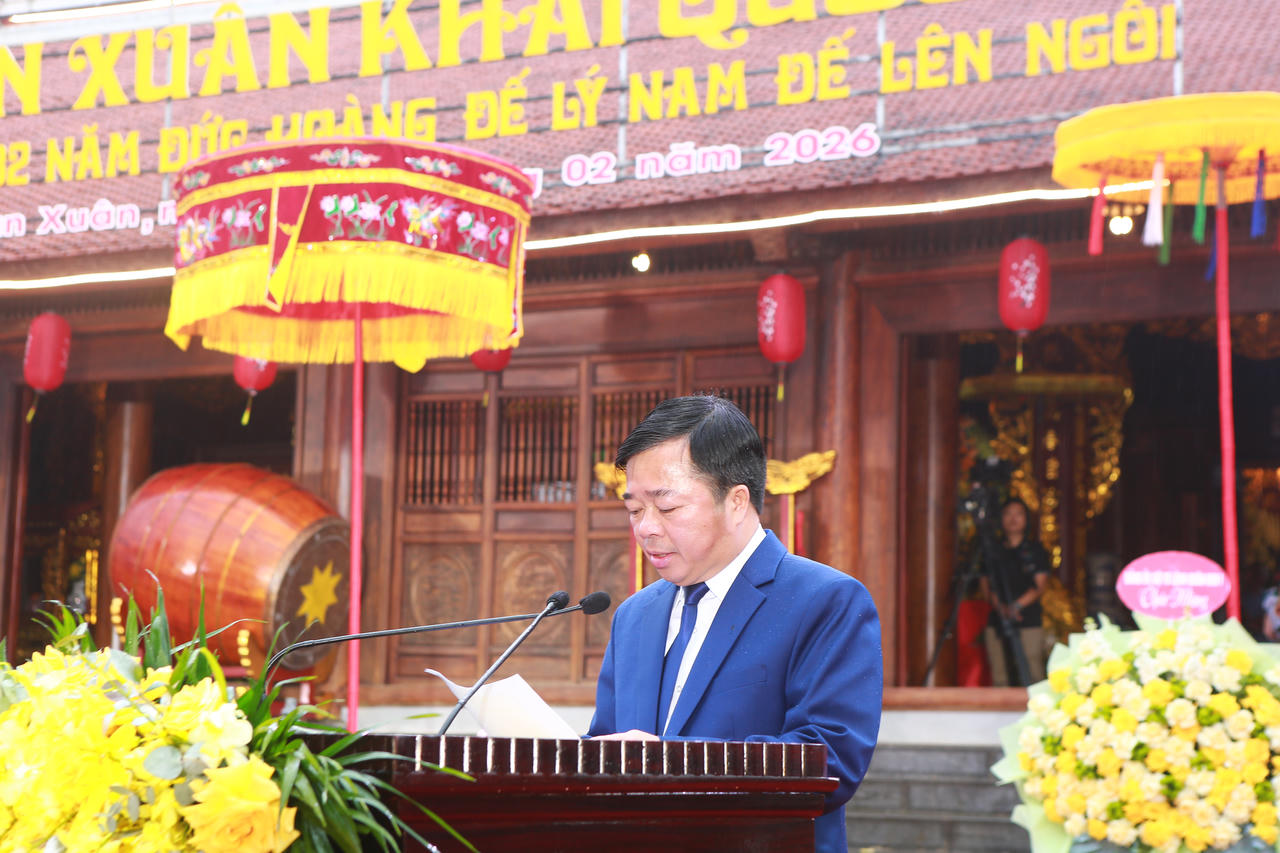 Ông Bùi Văn Lương, Phó Chủ tịch Thường trực UBND tỉnh Thái Nguyên phát biểu khai mạc Lễ hội.