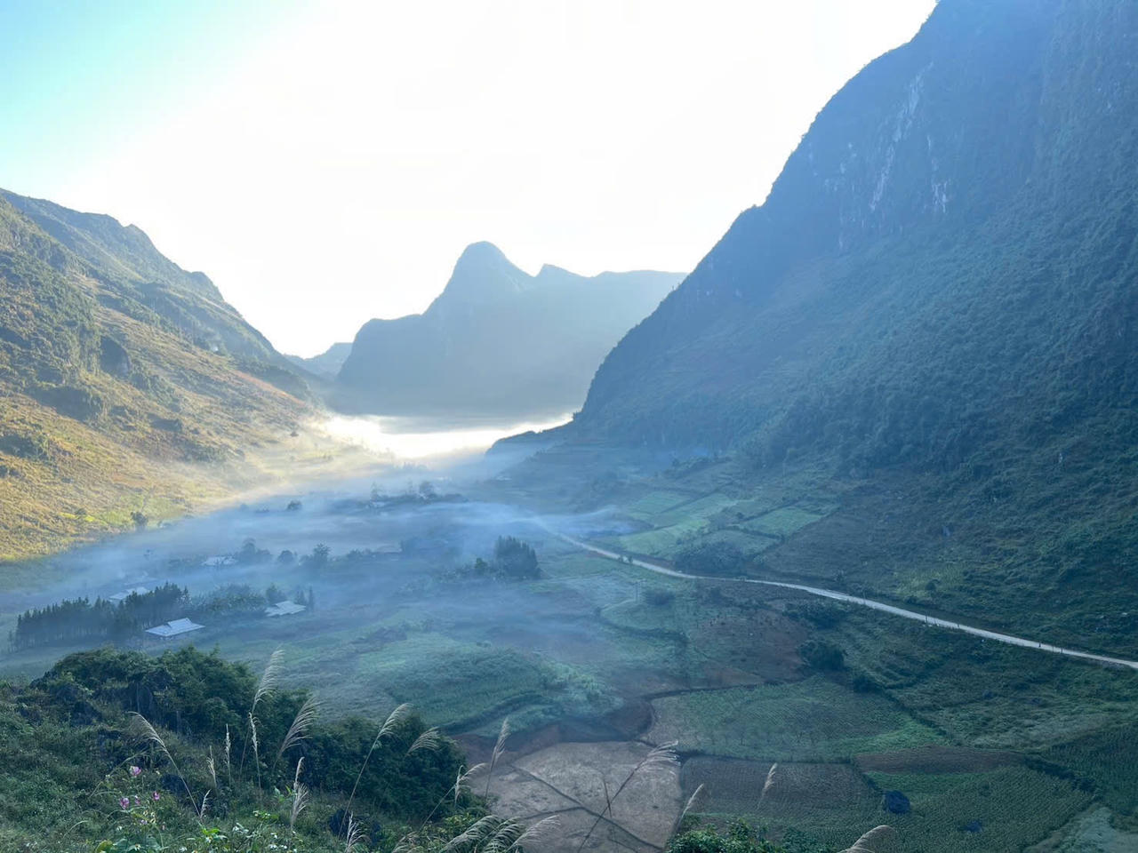 Cung đường đẹp như một bức tranh dẫn đến Đồn Biên phòng Xuân Trường. (Ảnh: Lê Hanh)